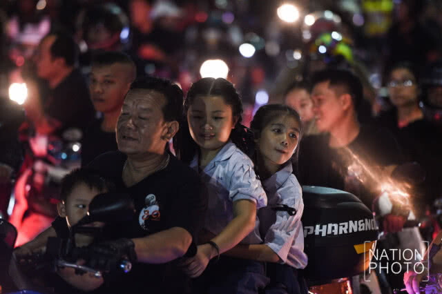 คืนสุดท้ายสักการะพระบรมศพ
วินจิตอาสาหลายร้อยชีวิตร่วมทำดีถวายพ่อหลวง