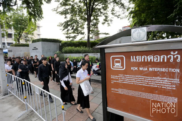 กราบพระบรมศพวันสุดท้าย คาดยาวถึงเที่ยงพรุ่งนี้