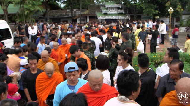 ชาวไตยนับพัน ตักบาตรเทโว