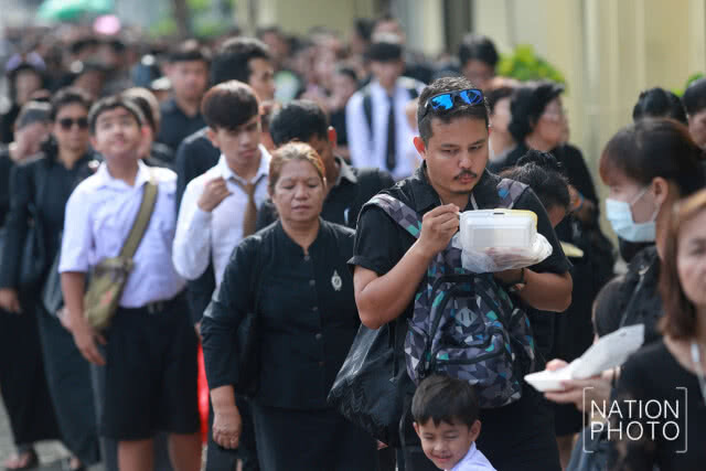 กราบพระบรมศพวันสุดท้าย คาดยาวถึงเที่ยงพรุ่งนี้