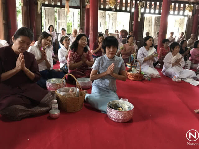 ชาวไตยนับพัน ตักบาตรเทโว