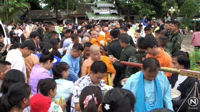 ชาวไตยนับพัน ตักบาตรเทโว