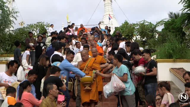 ชาวไตยนับพัน ตักบาตรเทโว