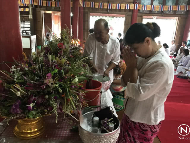 ชาวไตยนับพัน ตักบาตรเทโว