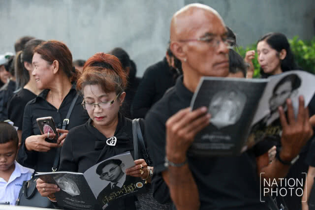 กราบพระบรมศพวันสุดท้าย คาดยาวถึงเที่ยงพรุ่งนี้