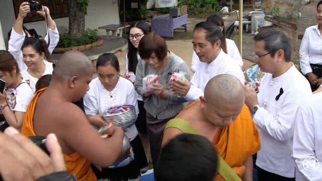 ชาวไตยนับพัน ตักบาตรเทโว
