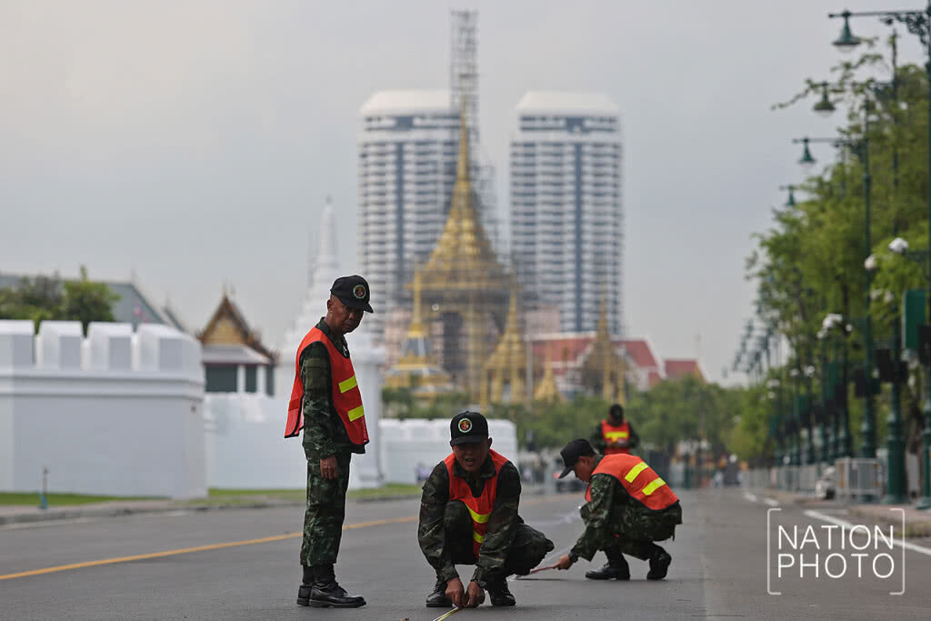 ทหารตีเส้นถนนกำหนดจุดการเดินในริ้วขบวนพระราชอิสริยยศ ทหารตีเส้นถนนกำหนดจุดการเดินในริ้วขบวนพระราชอิสริยยศ