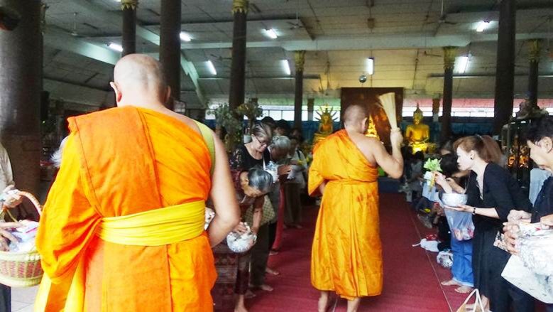 ชาวพิษณุโลกตักบาตรเทโวท่ามกลางสายฝนโปรยปราย