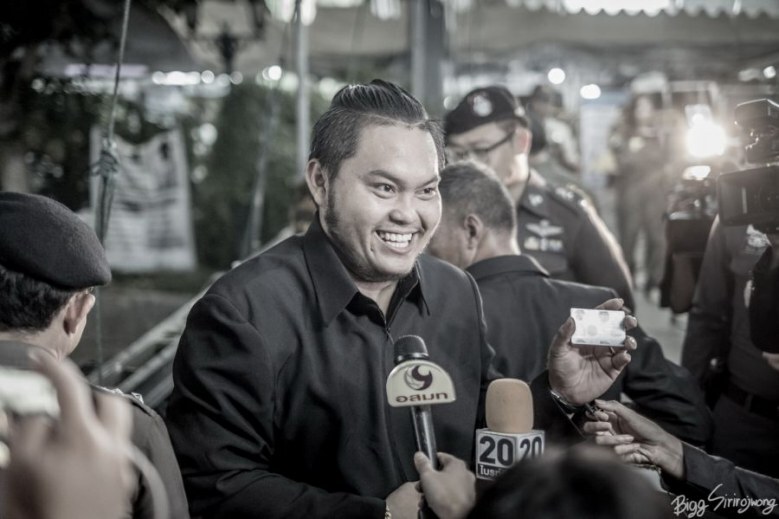 ขอให้ครั้งหนึ่งในชีวิตได้มากราบ "พ่อ" : พสกนิกรที่เข้ากราบพระบรมศพในหลวงร.9 คนสุดท้าย