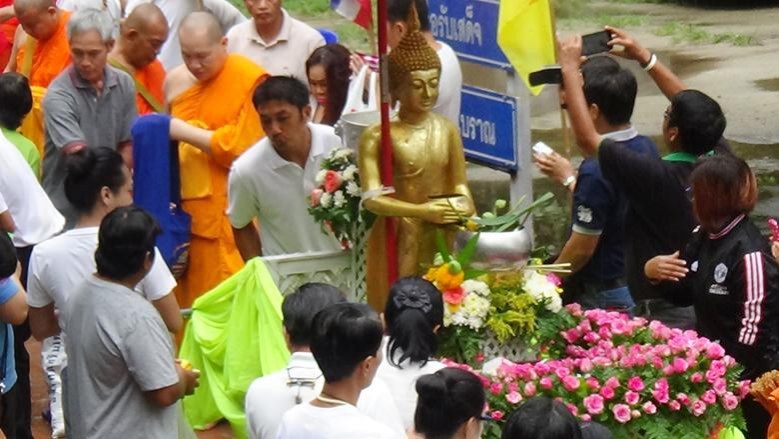 ชาวพิษณุโลกตักบาตรเทโวท่ามกลางสายฝนโปรยปราย