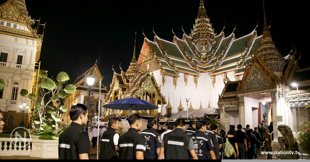 เจ้าหน้าที่อาสา-แพทย์-พยาบาล รอบสนามหลวง เข้ากราบพระบรมศพเป็นกลุ่มสุดท้าย
