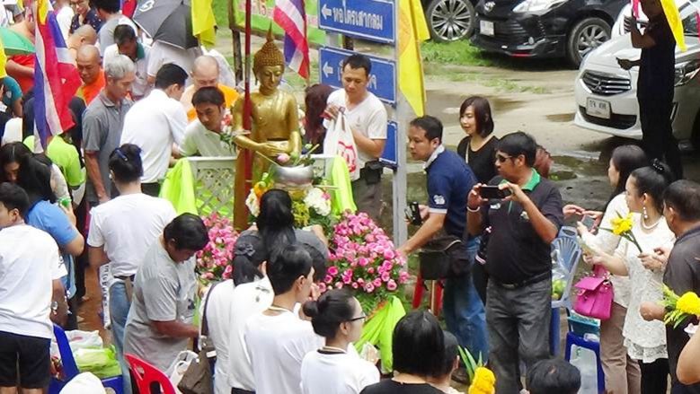 ชาวพิษณุโลกตักบาตรเทโวท่ามกลางสายฝนโปรยปราย