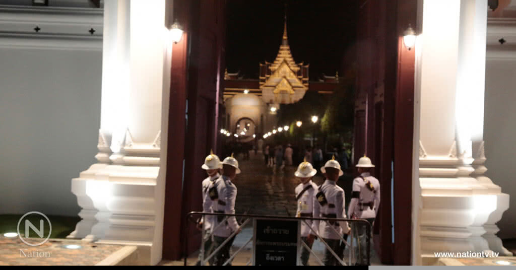 ประชาชนกลุ่มสุดท้ายเข้ากราบสักการะพระบรมศพ รัชกาลที่ 9