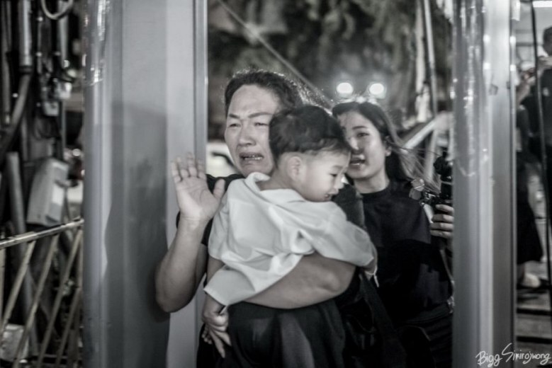 ขอให้ครั้งหนึ่งในชีวิตได้มากราบ "พ่อ" : พสกนิกรที่เข้ากราบพระบรมศพในหลวงร.9 คนสุดท้าย