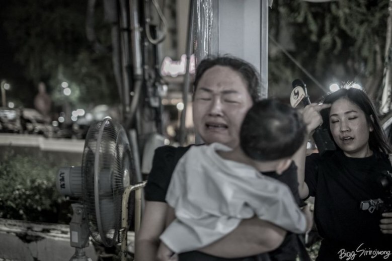 ขอให้ครั้งหนึ่งในชีวิตได้มากราบ "พ่อ" : พสกนิกรที่เข้ากราบพระบรมศพในหลวงร.9 คนสุดท้าย