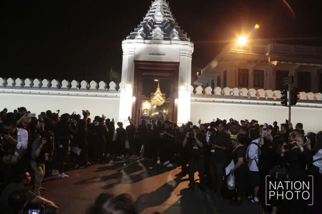 ประชาชนกลุ่มสุดท้ายเข้ากราบสักการะพระบรมศพ รัชกาลที่ 9