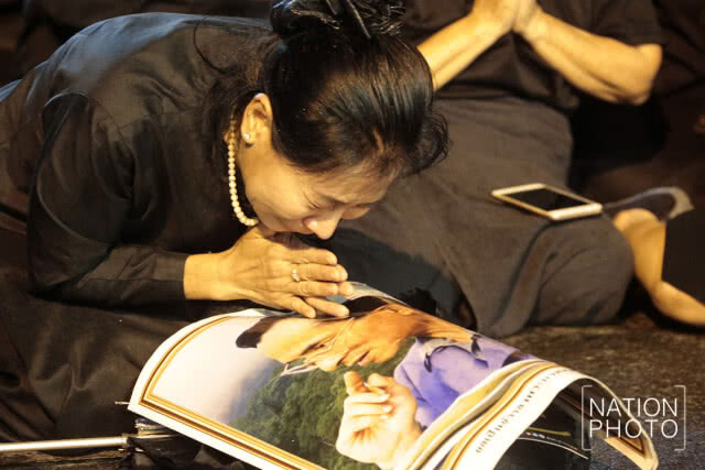 ประชาชนกลุ่มสุดท้ายเข้ากราบสักการะพระบรมศพ รัชกาลที่ 9