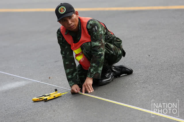 ทหารตีเส้นถนนกำหนดจุดการเดินในริ้วขบวนพระราชอิสริยยศ