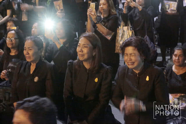 ประชาชนกลุ่มสุดท้ายเข้ากราบสักการะพระบรมศพ รัชกาลที่ 9
