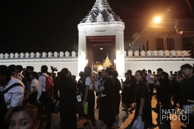 ประชาชนกลุ่มสุดท้ายเข้ากราบสักการะพระบรมศพ รัชกาลที่ 9