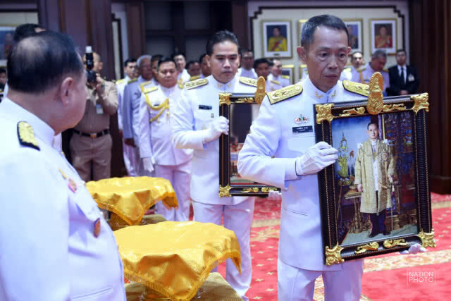 มอบพระบรมฉายาลักษณ์  ประดิษฐานเหนือบัลลังก์ตุลาการศาลทหาร