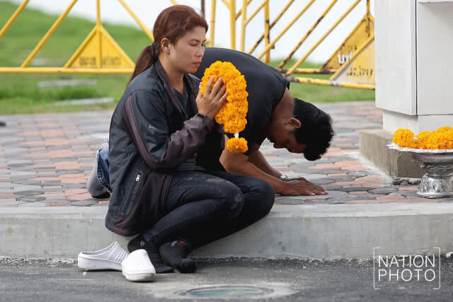 ทหารตีเส้นถนนกำหนดจุดการเดินในริ้วขบวนพระราชอิสริยยศ