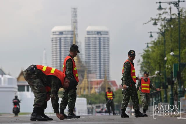 ทหารตีเส้นถนนกำหนดจุดการเดินในริ้วขบวนพระราชอิสริยยศ