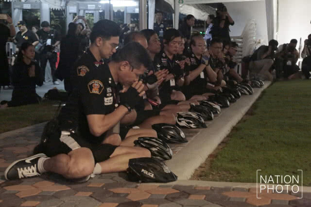 ประชาชนกลุ่มสุดท้ายเข้ากราบสักการะพระบรมศพ รัชกาลที่ 9