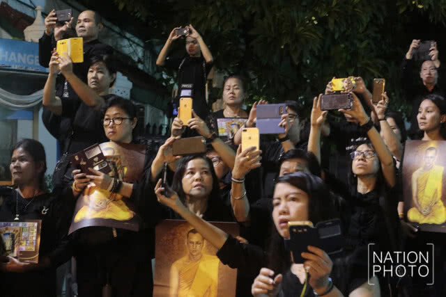 ประชาชนกลุ่มสุดท้ายเข้ากราบสักการะพระบรมศพ รัชกาลที่ 9