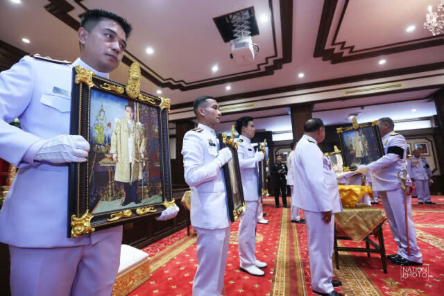 มอบพระบรมฉายาลักษณ์  ประดิษฐานเหนือบัลลังก์ตุลาการศาลทหาร