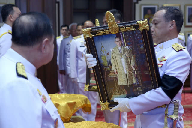 มอบพระบรมฉายาลักษณ์  ประดิษฐานเหนือบัลลังก์ตุลาการศาลทหาร