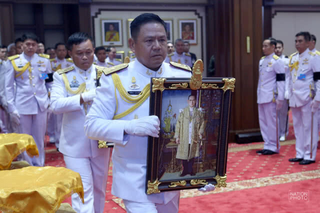 มอบพระบรมฉายาลักษณ์  ประดิษฐานเหนือบัลลังก์ตุลาการศาลทหาร