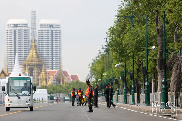 ทหารตีเส้นถนนกำหนดจุดการเดินในริ้วขบวนพระราชอิสริยยศ