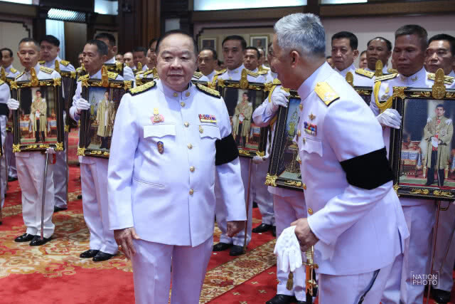 มอบพระบรมฉายาลักษณ์  ประดิษฐานเหนือบัลลังก์ตุลาการศาลทหาร