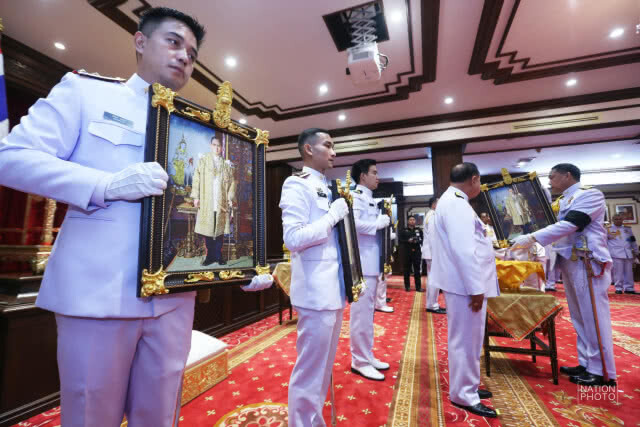 มอบพระบรมฉายาลักษณ์  ประดิษฐานเหนือบัลลังก์ตุลาการศาลทหาร