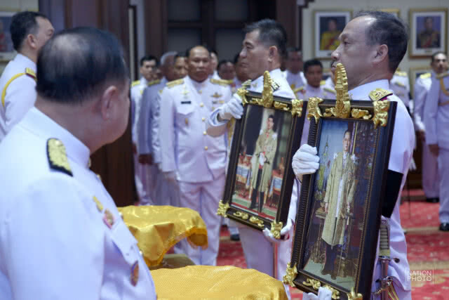 มอบพระบรมฉายาลักษณ์  ประดิษฐานเหนือบัลลังก์ตุลาการศาลทหาร