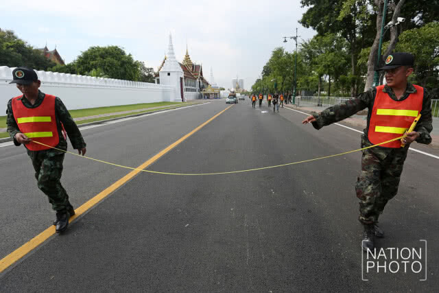 ทหารตีเส้นถนนกำหนดจุดการเดินในริ้วขบวนพระราชอิสริยยศ