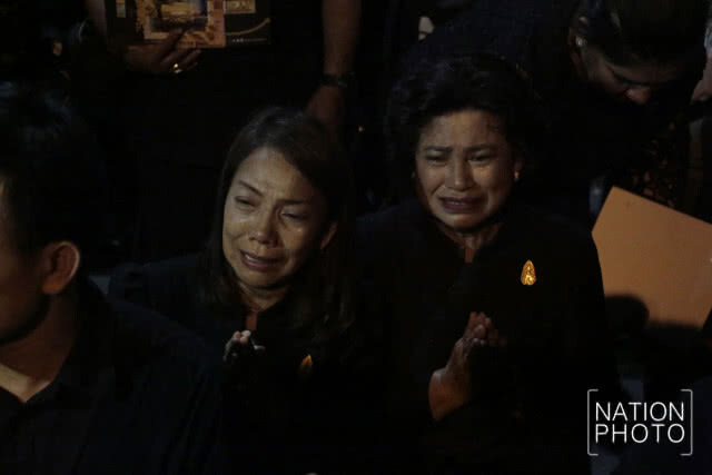 ประชาชนกลุ่มสุดท้ายเข้ากราบสักการะพระบรมศพ รัชกาลที่ 9