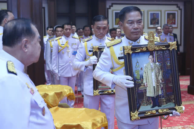 มอบพระบรมฉายาลักษณ์  ประดิษฐานเหนือบัลลังก์ตุลาการศาลทหาร