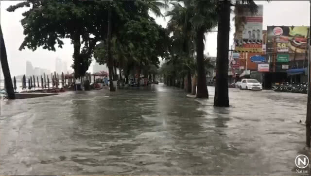 พายุฝนซัดหาดไมอามี่พัทยา น้ำท่วมขังล้นจนเกิดภาพน้ำตก 7 ชั้น ริมชายหาด