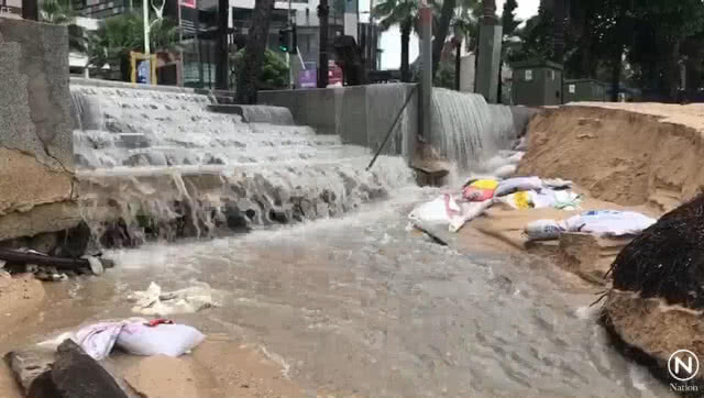 พายุฝนซัดหาดไมอามี่พัทยา น้ำท่วมขังล้นจนเกิดภาพน้ำตก 7 ชั้น ริมชายหาด