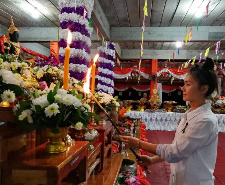 ‘ต่าย อรทัย’ เป็นเจ้าภาพทอดกฐิน 4 ล้าน
"ครูสลา" เป็นเจ้าภาพร่วม
