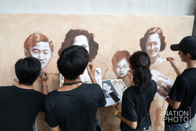 อาจารย์-ศิษย์ ม.ศิลปากร วาดภาพพระบรมสาทิสลักษณ์ น้อมถวายอาลัย