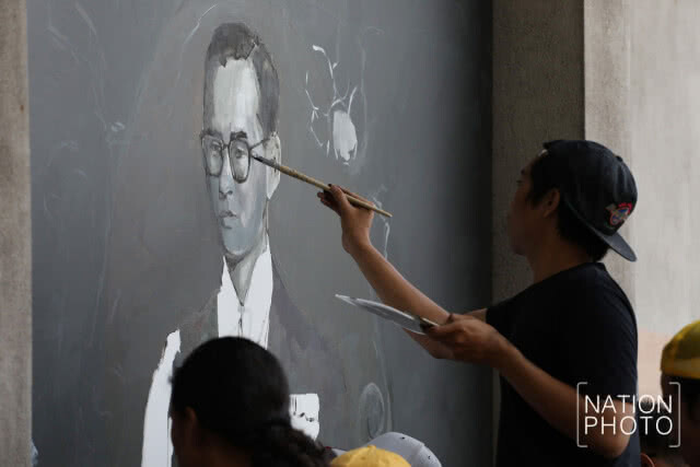 อาจารย์-ศิษย์ ม.ศิลปากร วาดภาพพระบรมสาทิสลักษณ์ น้อมถวายอาลัย