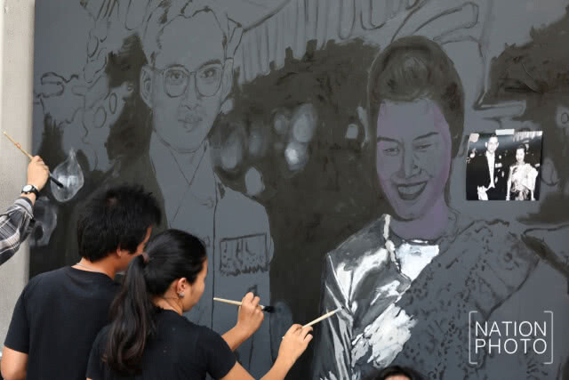 อาจารย์-ศิษย์ ม.ศิลปากร วาดภาพพระบรมสาทิสลักษณ์ น้อมถวายอาลัย