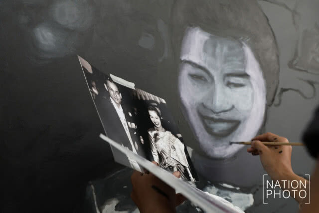 อาจารย์-ศิษย์ ม.ศิลปากร วาดภาพพระบรมสาทิสลักษณ์ น้อมถวายอาลัย