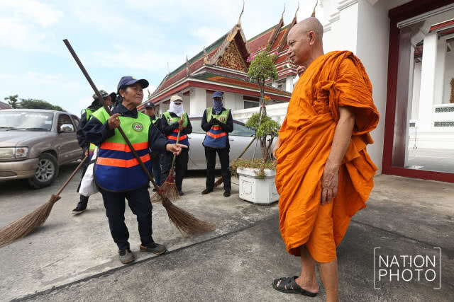 กทม. ร่วมมือจิตอาสา ทำกิจกรรม "เราทำความดีด้วยหัวใจ" ทำความสะอาดบริเวณโดยรอบพระบรมมหาราชวัง