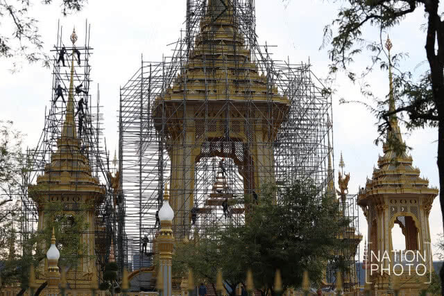 จนท.รื้อนั่งร้านบางส่วน ออกจากพระเมรุมาศ