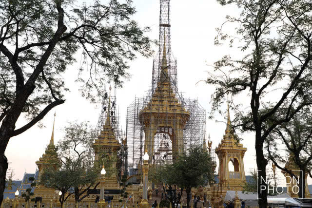 จนท.รื้อนั่งร้านบางส่วน ออกจากพระเมรุมาศ