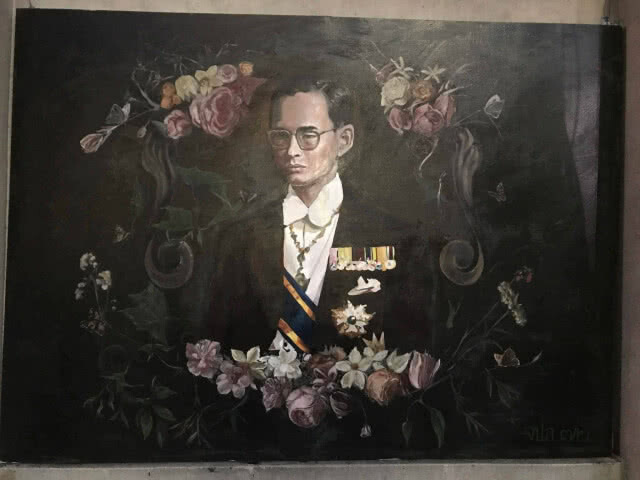 "ศิลปากร" วาด 9 ภาพ ร.9 บนกำแพง